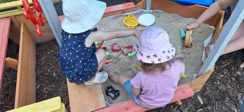 Kuchen backen im Sandkasten